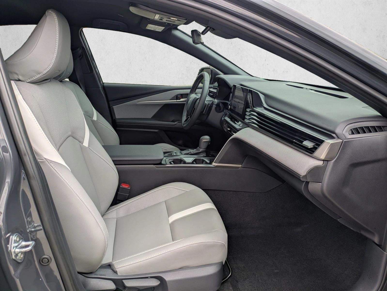 2025 Toyota Camry SE (Natl)