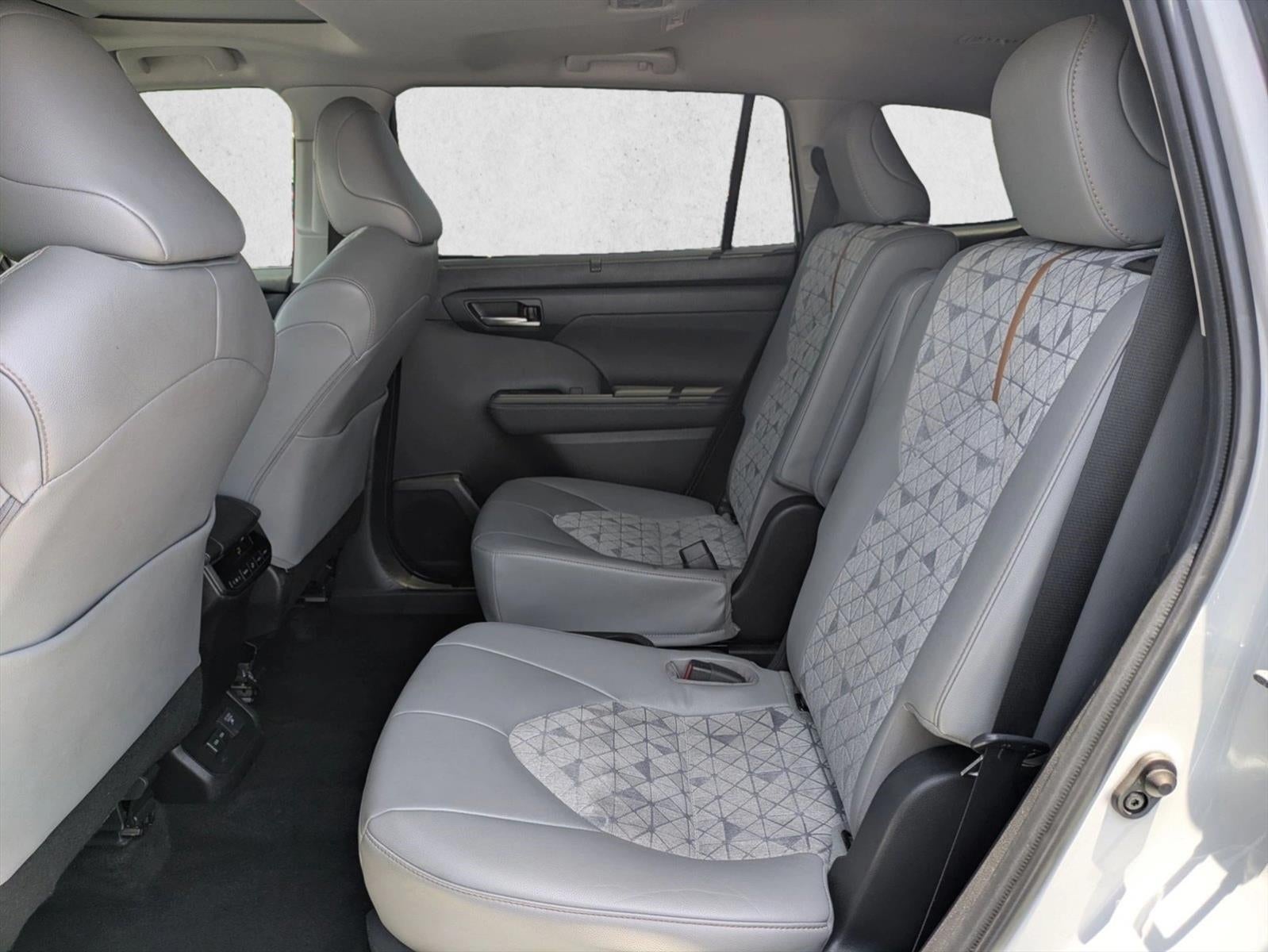 2023 Toyota Highlander Hybrid Bronze Edition FWD (Natl)