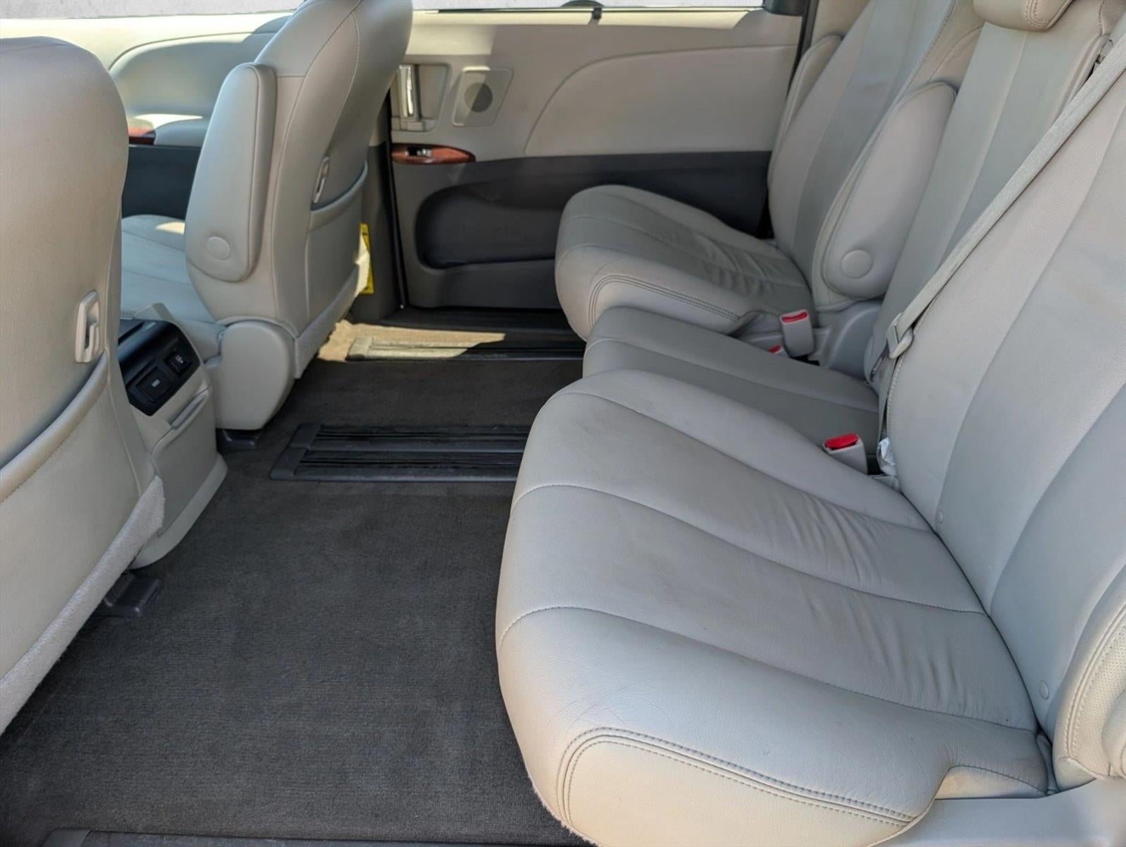 2013 Toyota Sienna 5dr 8-Pass Van V6 XLE FWD (Natl)