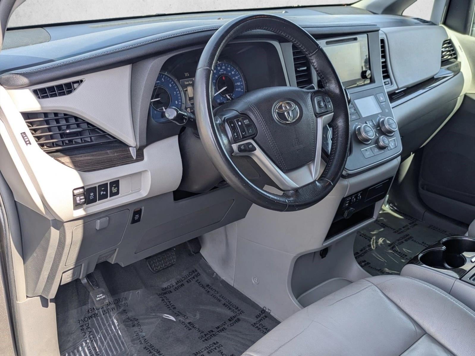 2017 Toyota Sienna XLE FWD 8-Passenger (Natl)