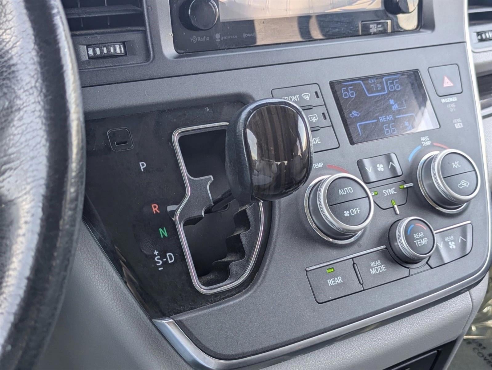 2017 Toyota Sienna XLE FWD 8-Passenger (Natl)