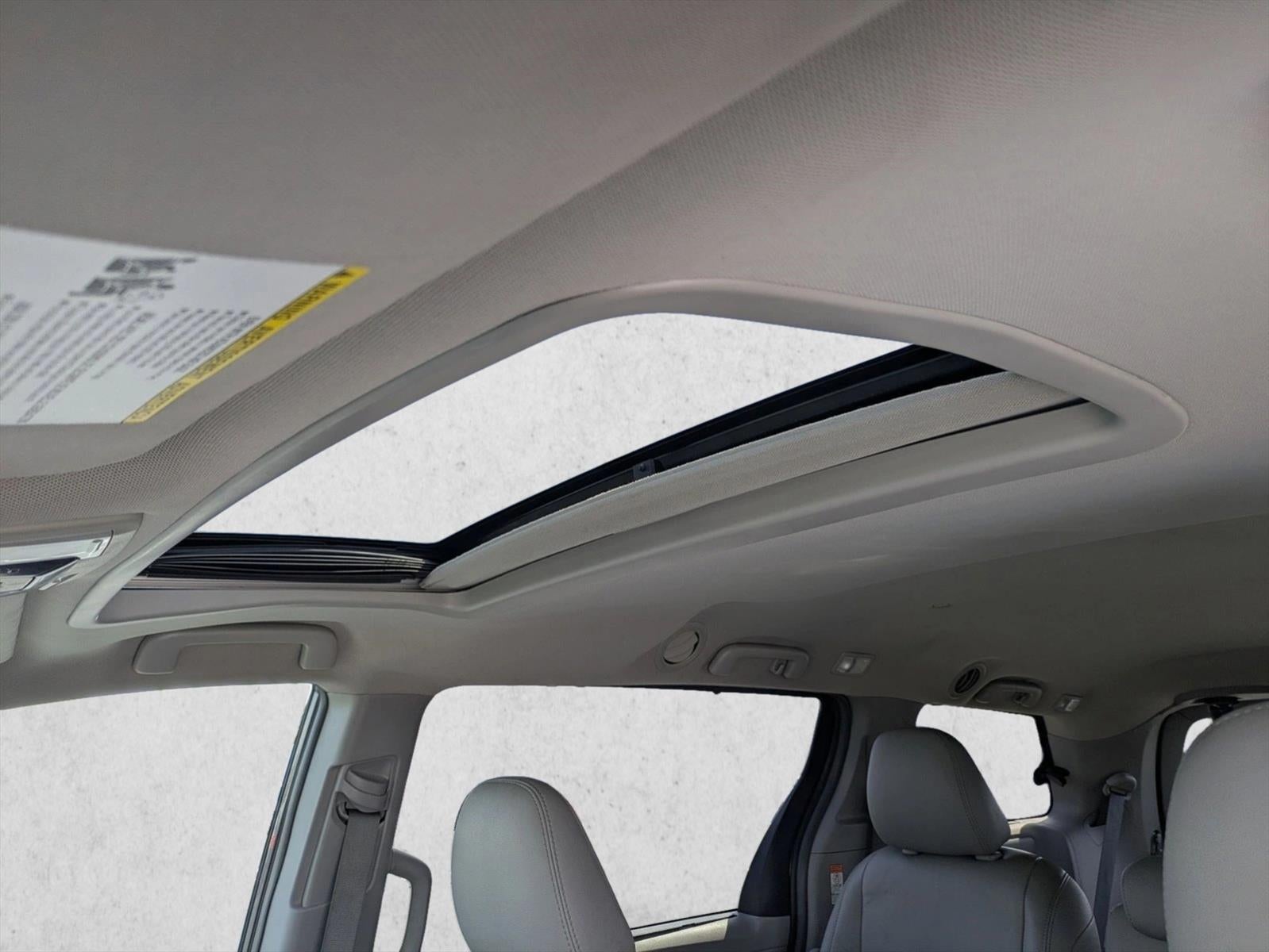 2017 Toyota Sienna XLE FWD 8-Passenger (Natl)