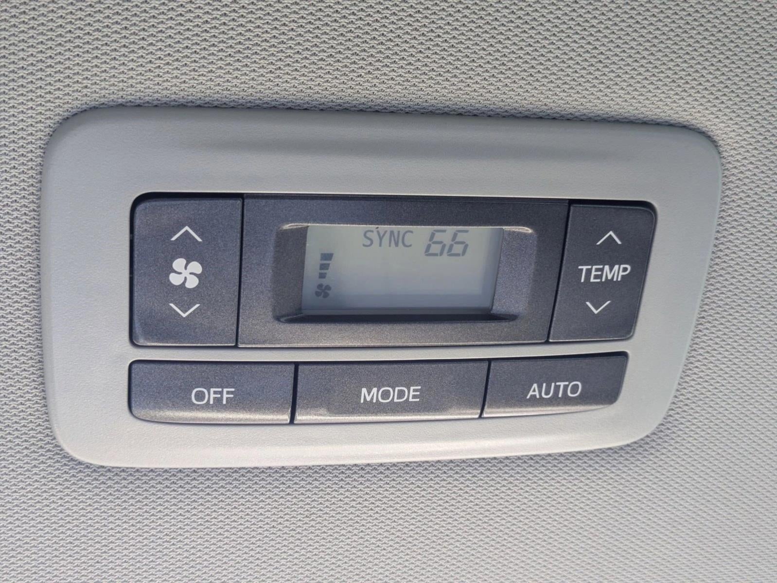 2017 Toyota Sienna XLE FWD 8-Passenger (Natl)