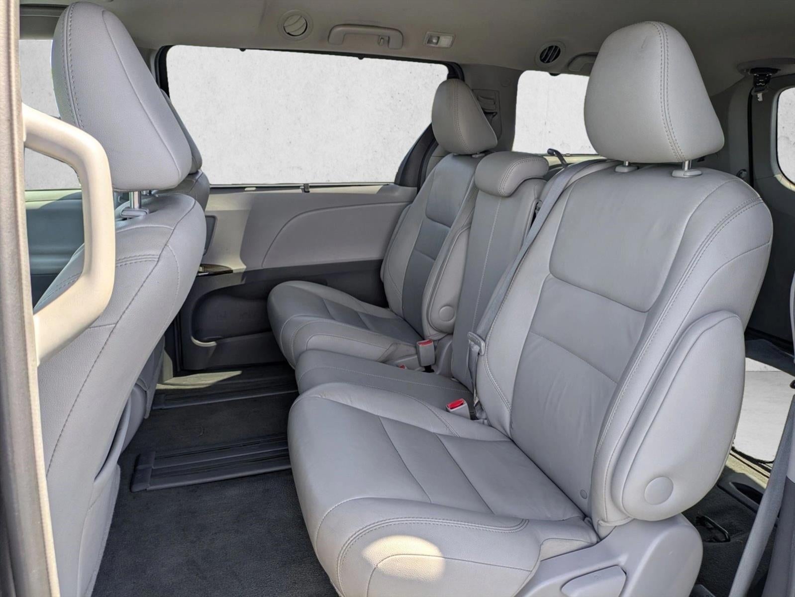 2017 Toyota Sienna XLE FWD 8-Passenger (Natl)