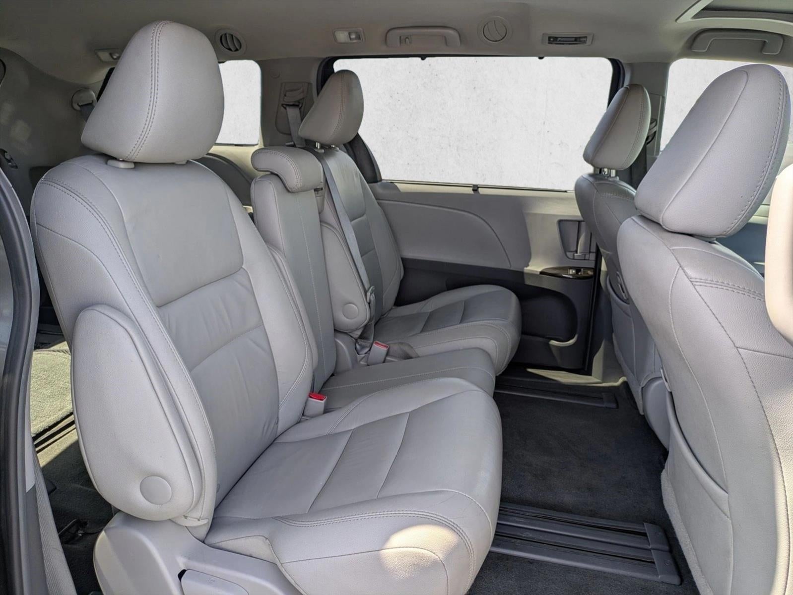 2017 Toyota Sienna XLE FWD 8-Passenger (Natl)