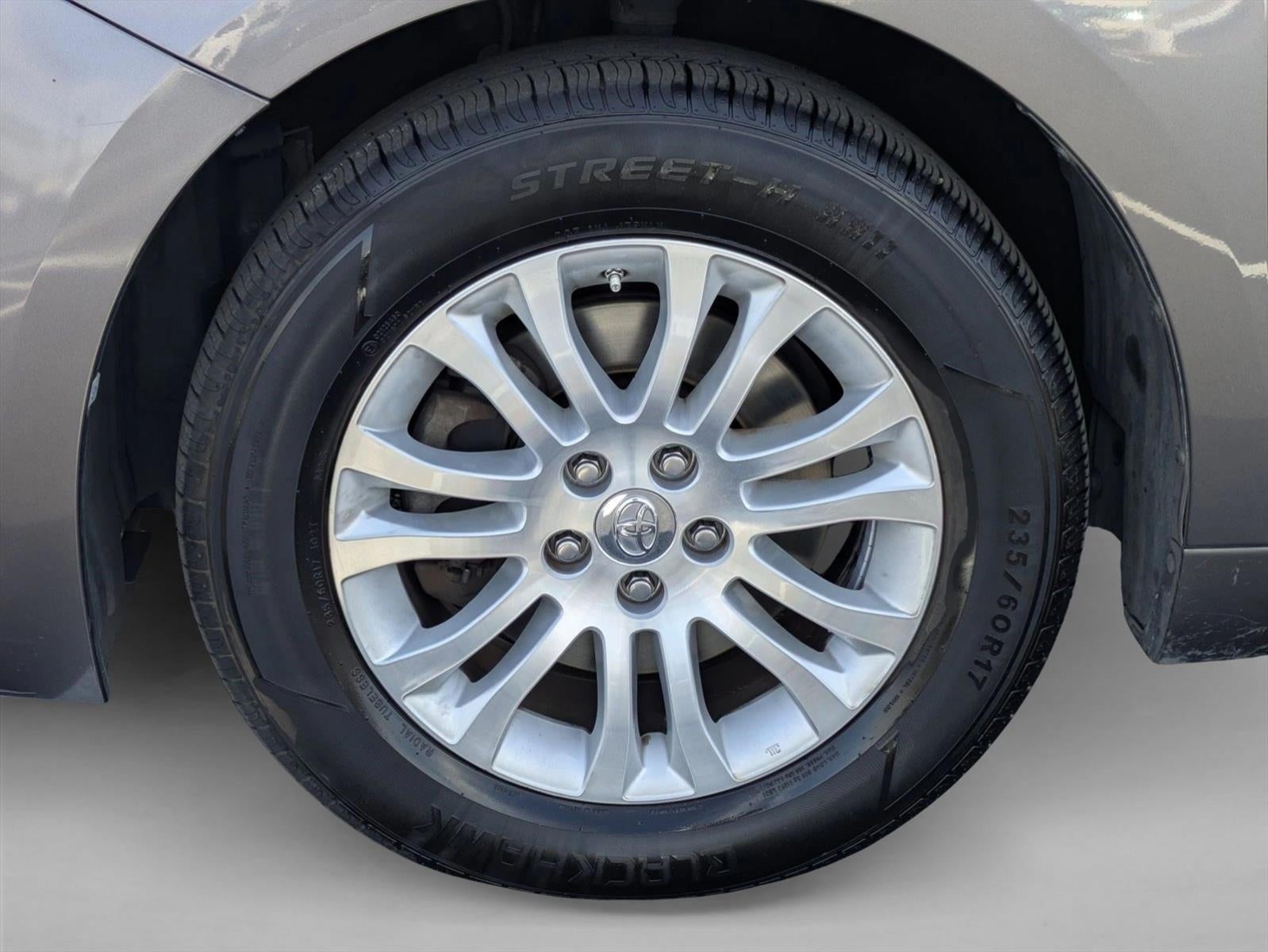 2017 Toyota Sienna XLE FWD 8-Passenger (Natl)