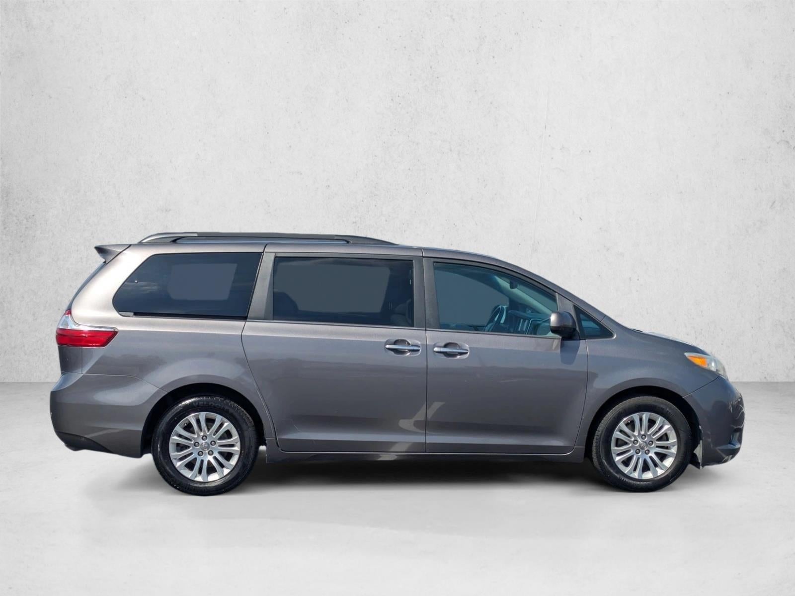 2017 Toyota Sienna XLE FWD 8-Passenger (Natl)