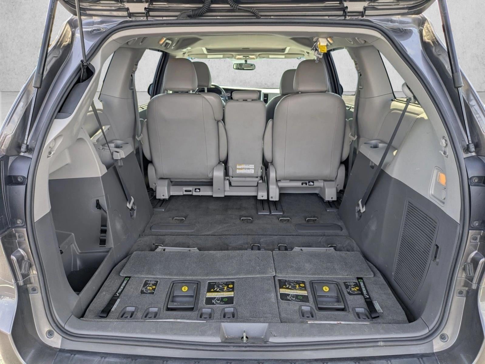 2017 Toyota Sienna XLE FWD 8-Passenger (Natl)
