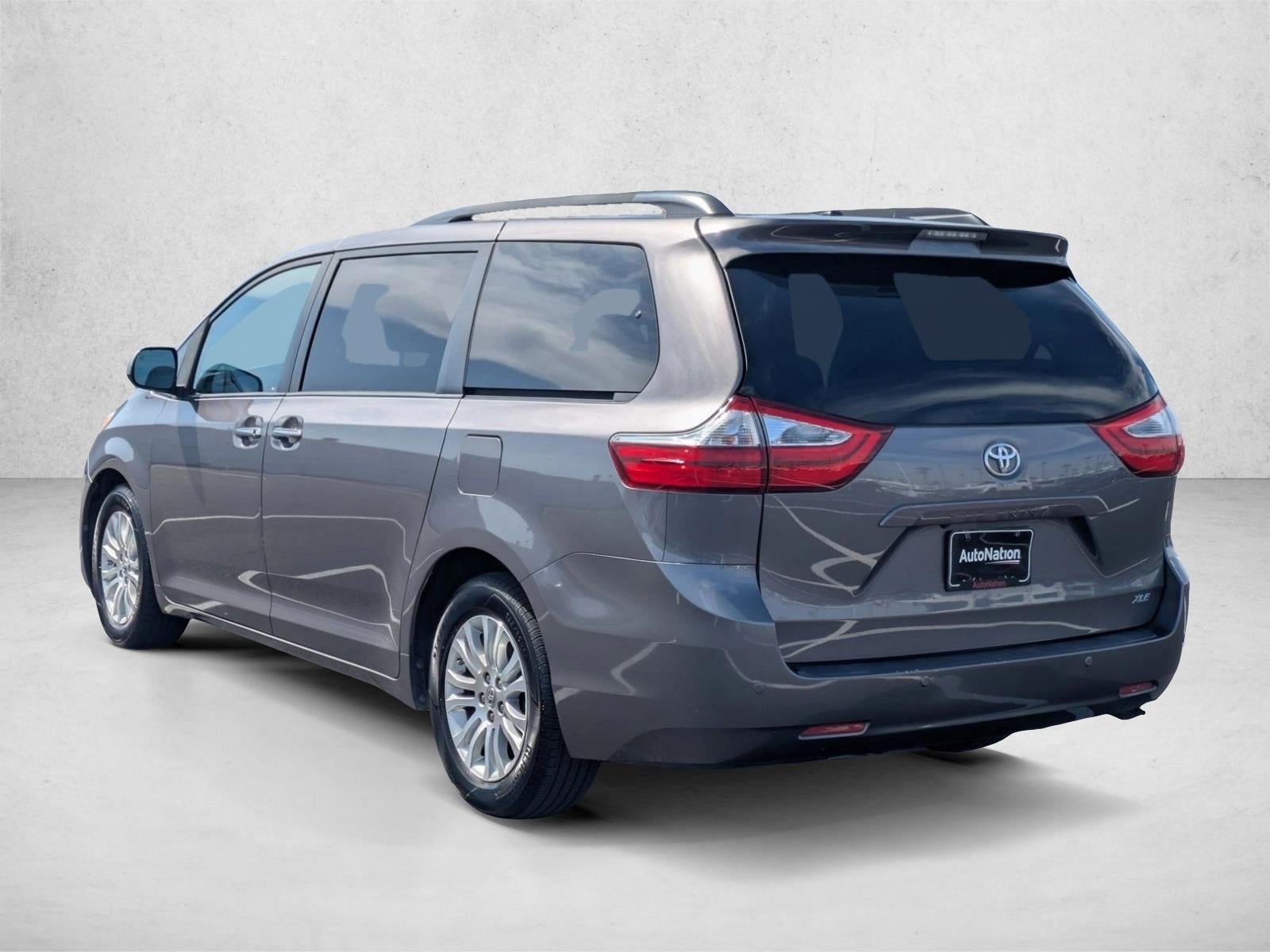 2017 Toyota Sienna XLE FWD 8-Passenger (Natl)