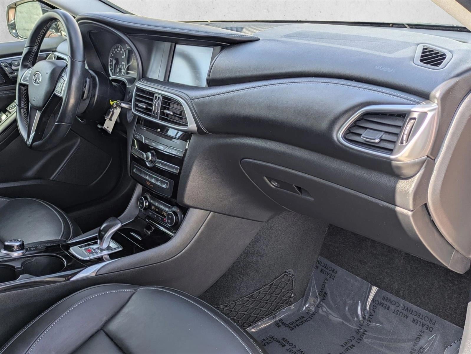 2017 INFINITI QX30 Premium FWD